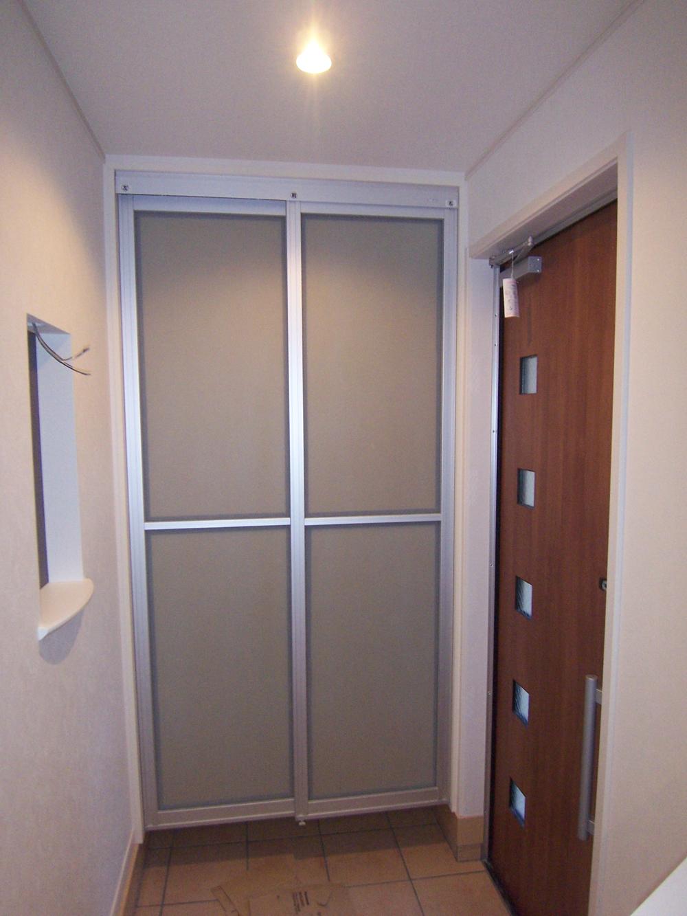 Entrance. Entrance shoe box is simple and smart! A large capacity of up to ceiling! 