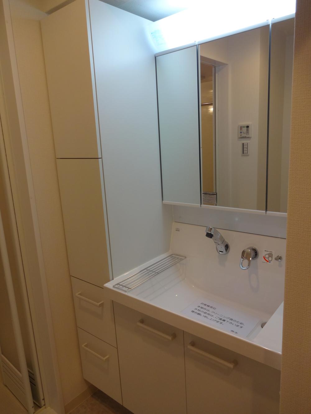 Wash basin, toilet. Washbasin of new