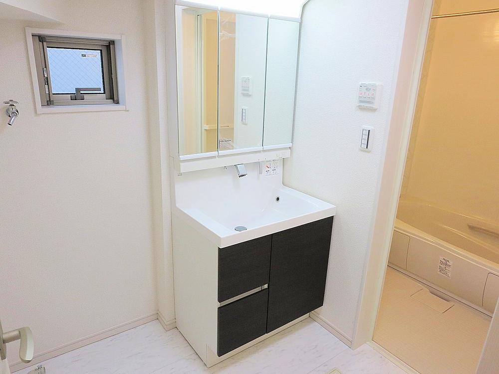 Wash basin, toilet. It is convenient basin also with a shower head! (July 2013) Shooting