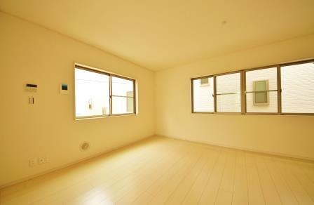 Living. Indoor (July 2013) Shooting, Windows are many bright living.