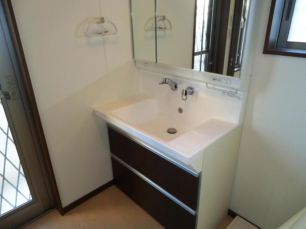 Wash basin, toilet. Shampoo dresser