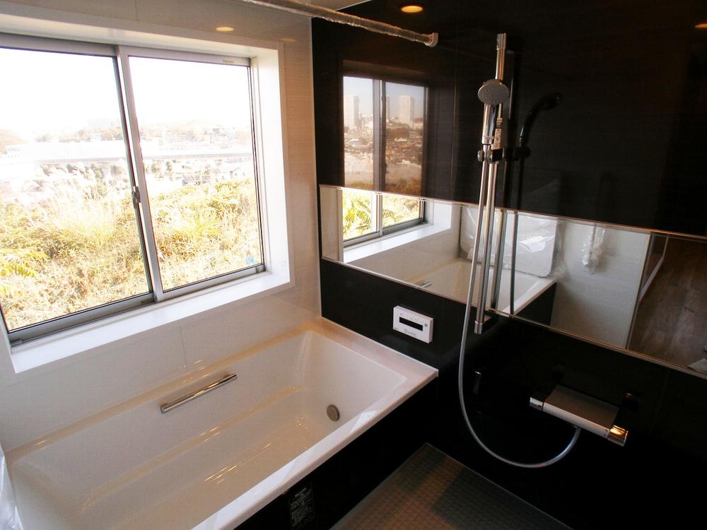Bathroom. ■ 1.25 square meters type of wide bathroom ■ Also from the daily bath, Nice scenery. Replacement of windows also we will correspond.