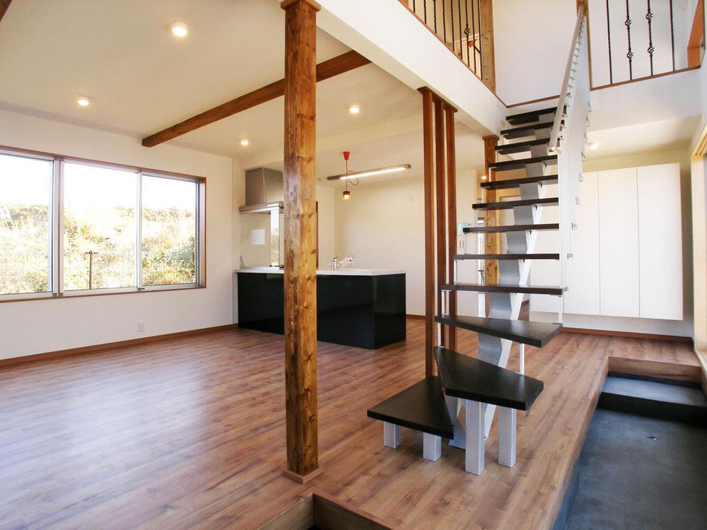 Living. ~ Up the stairs of the sleepers, I open the front door, A large atrium and a large earthen floor ~ This leads some space design of the second floor.