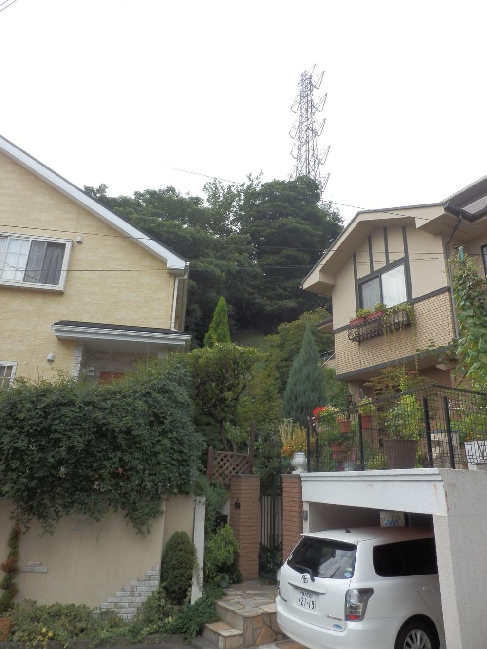 Streets around. Surrounding environment