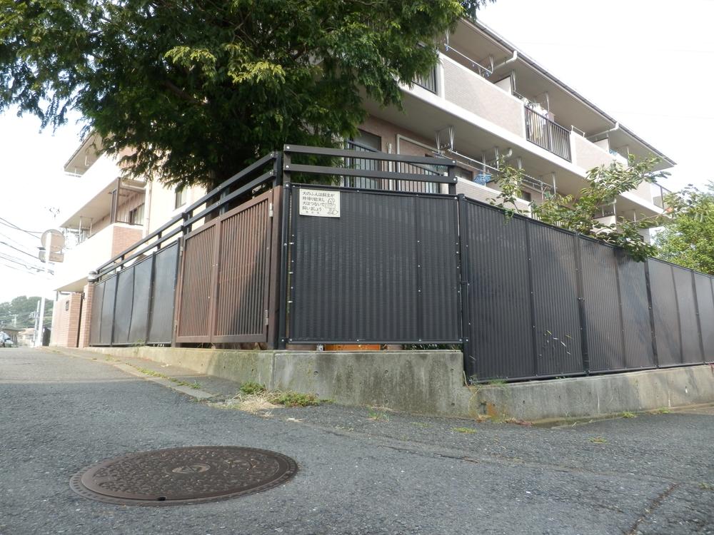 Streets around. Surrounding environment