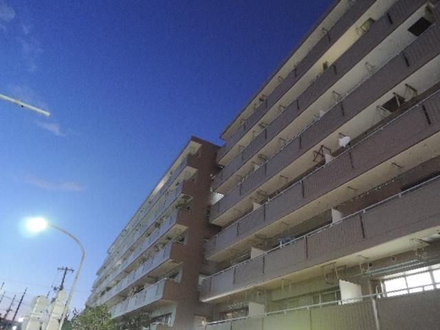 Local appearance photo. There is a convenience store on the first floor part