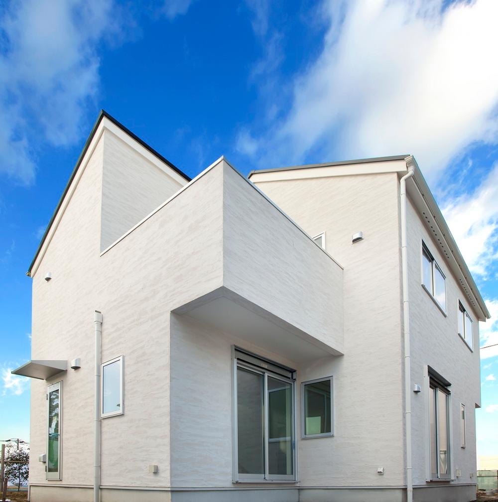 Please check the open feeling of the sun hit the corner lot