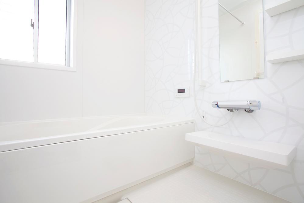 Bathroom. Hitotsubo type of room. Also bathing with small children, Adopted the anti-slip floor of the peace of mind.