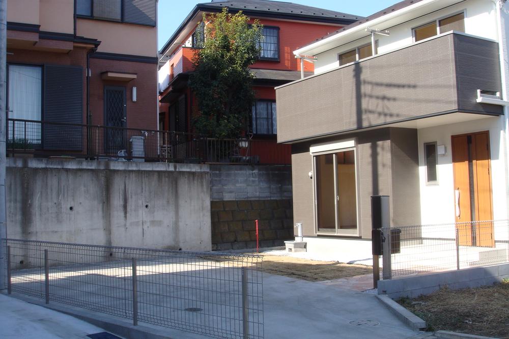 Entrance. Entrance front of the large parking space (2013 November) shooting