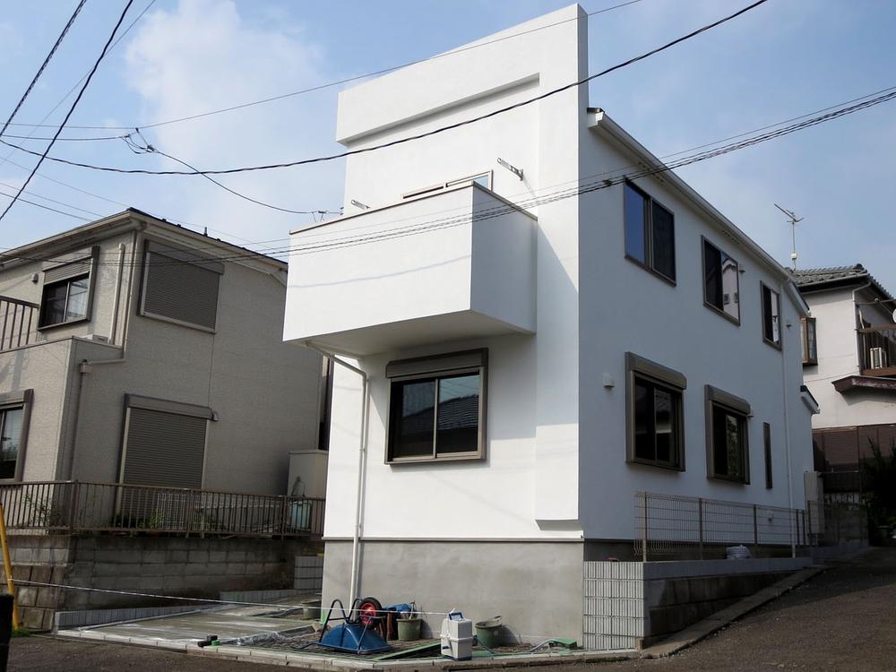 Local photos, including front road. Local appearance