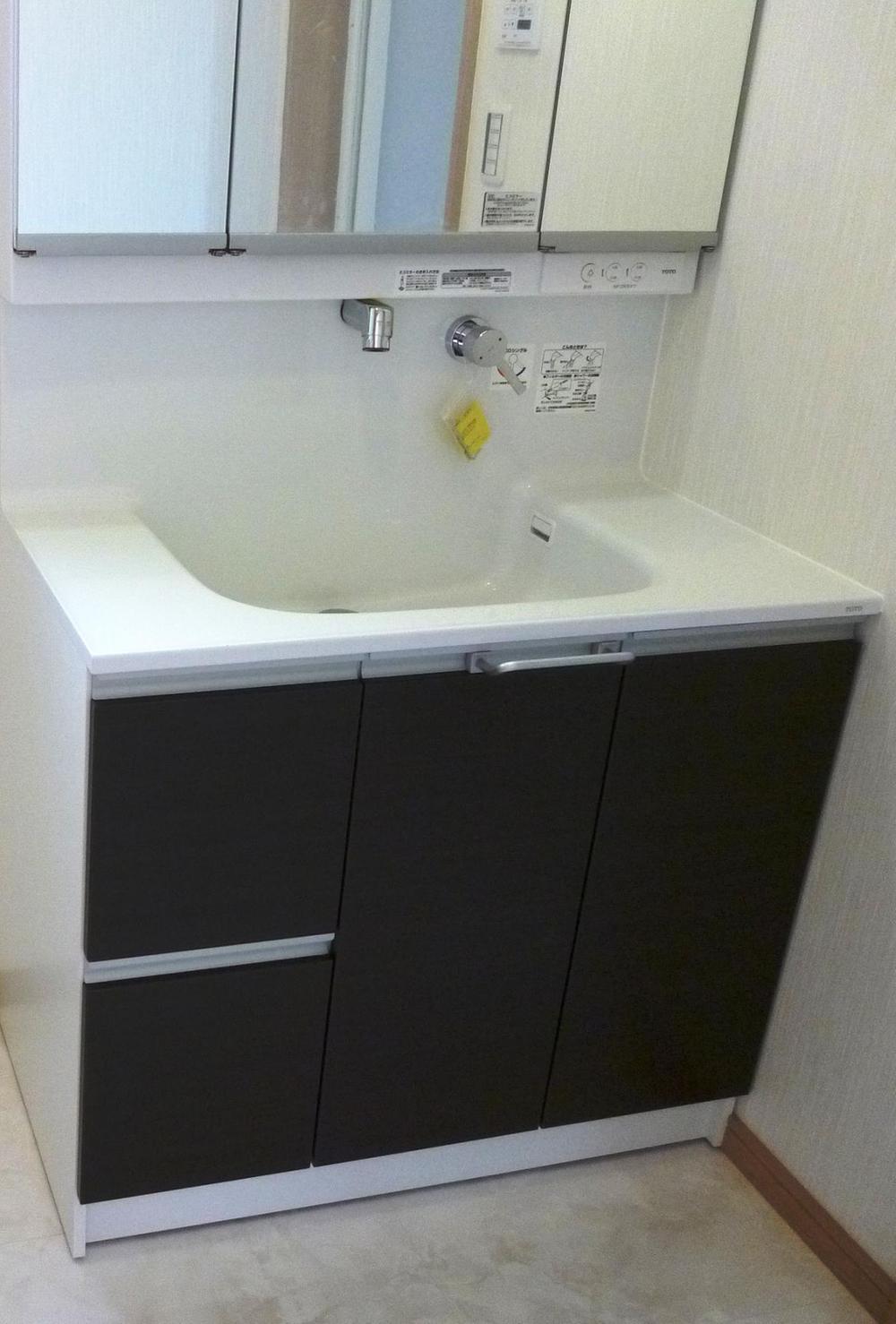 Wash basin, toilet. Shampoo dresser