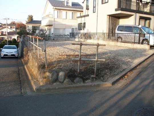 Local land photo. Local Photo 1 (2013 April shooting) There is no difference in height between the south side of the road. 