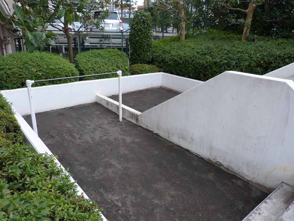 Other common areas. Horizontal bar, Slide, Play lots of Sand (2013 September shooting)