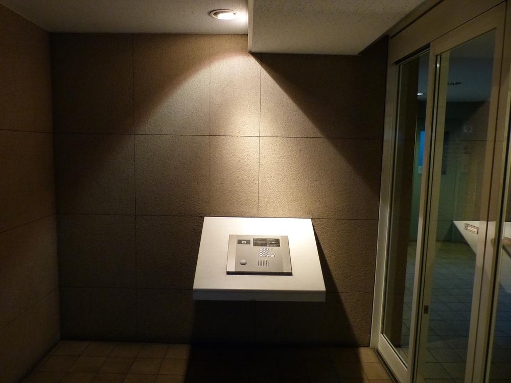 Entrance. Intercom with TV monitor (2013 September shooting)