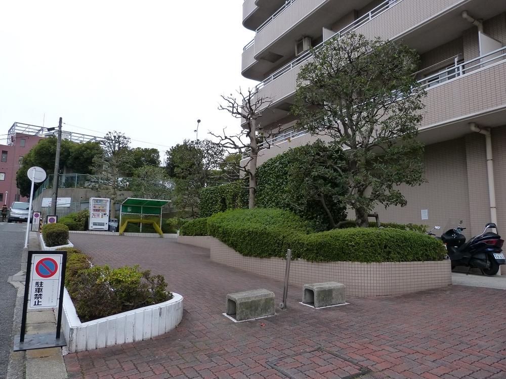 Other common areas. There is on-site open space before Mansion (2013 September shooting)