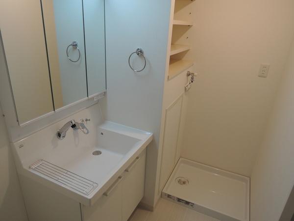 Wash basin, toilet. Interior