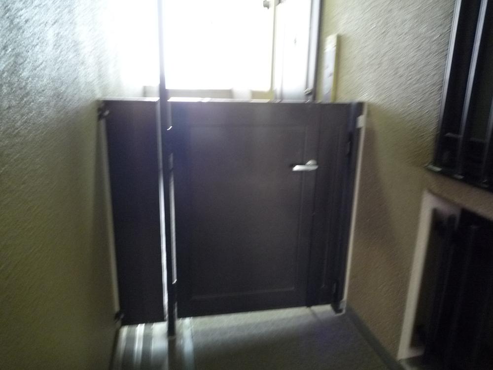 Entrance. With a private porch in front of the entrance (2013 May shooting)