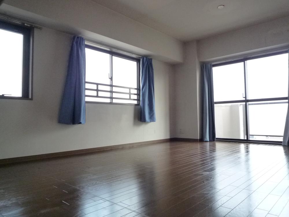 Living. The corner is a bright space opening many per dwelling unit (2013 May shooting)