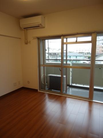 Non-living room. Air conditioning New Installed (5.1 quire Western-style)