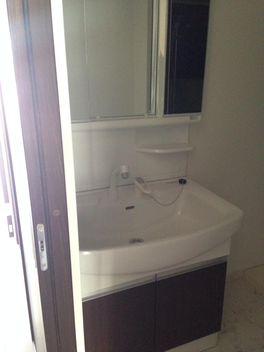 Wash basin, toilet. Indoor (12 May 2013) Shooting