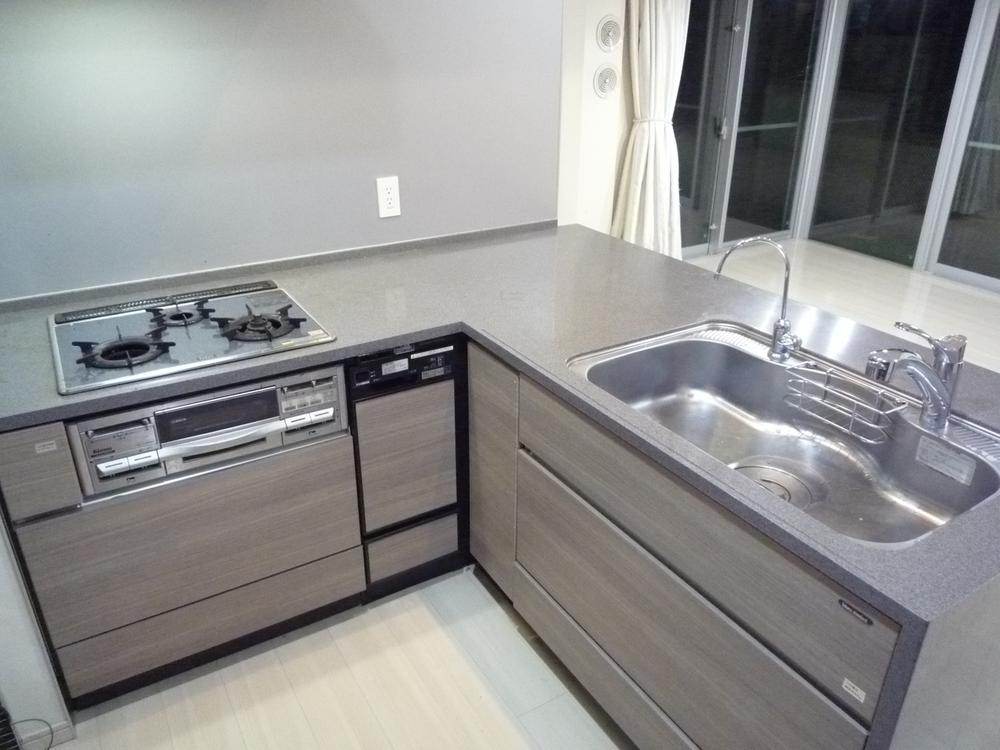 Kitchen. disposer ・ Dishwasher ・ It is a kitchen with a water purifier (2013 October shooting)