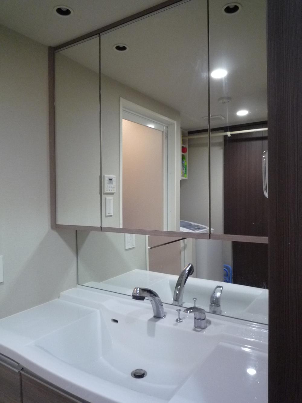 Wash basin, toilet. With inside storage ・ Three-sided mirror vanity (2013 October shooting)