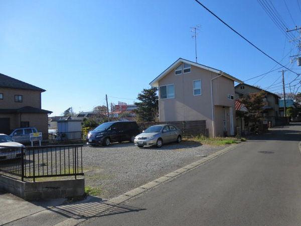 Local photos, including front road. Local (11 May 2013) Shooting