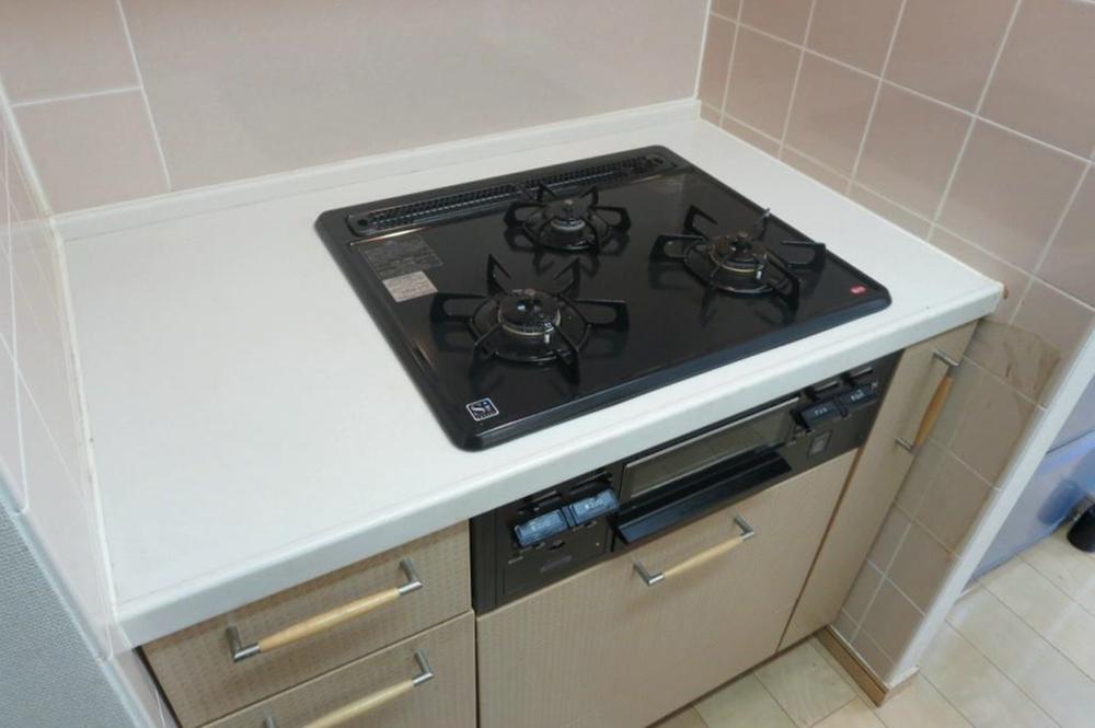 Kitchen. Glass top stove