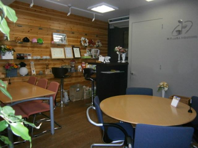 Present. Walk from JR "Totsuka" station 4 minutes. Store it becomes calm atmosphere to feel the warmth of the wood. Let's talk about slowly dream of my home with a cup of coffee. 