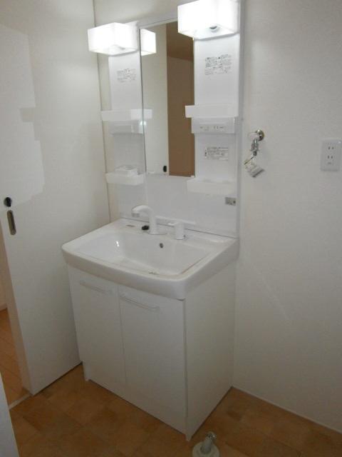 Wash basin, toilet. Indoor (09 May 2013) Shooting