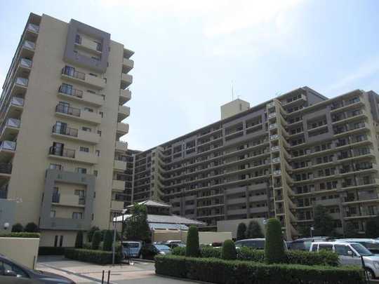 Local appearance photo.  ■ Building appearance