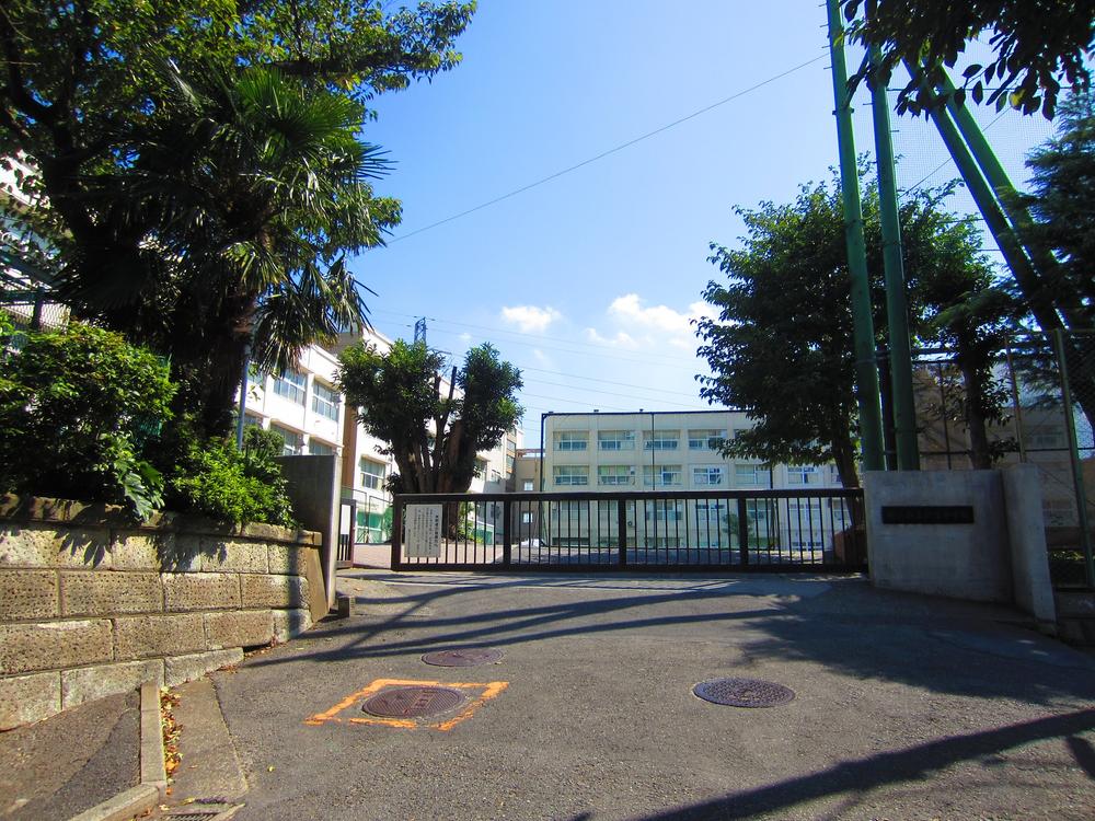 Junior high school. City Totsuka until junior high school 990m
