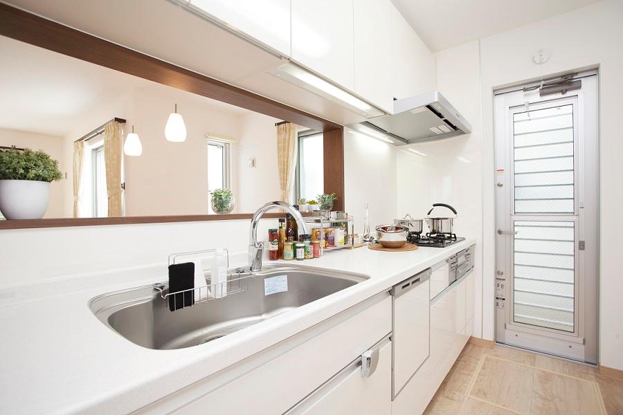 Other Equipment. Adopt a touchless faucet San Vallier <Amyi> water-stopping operation can be easily. Dirt no kitchen because not touch. Equipped also popular dishwasher