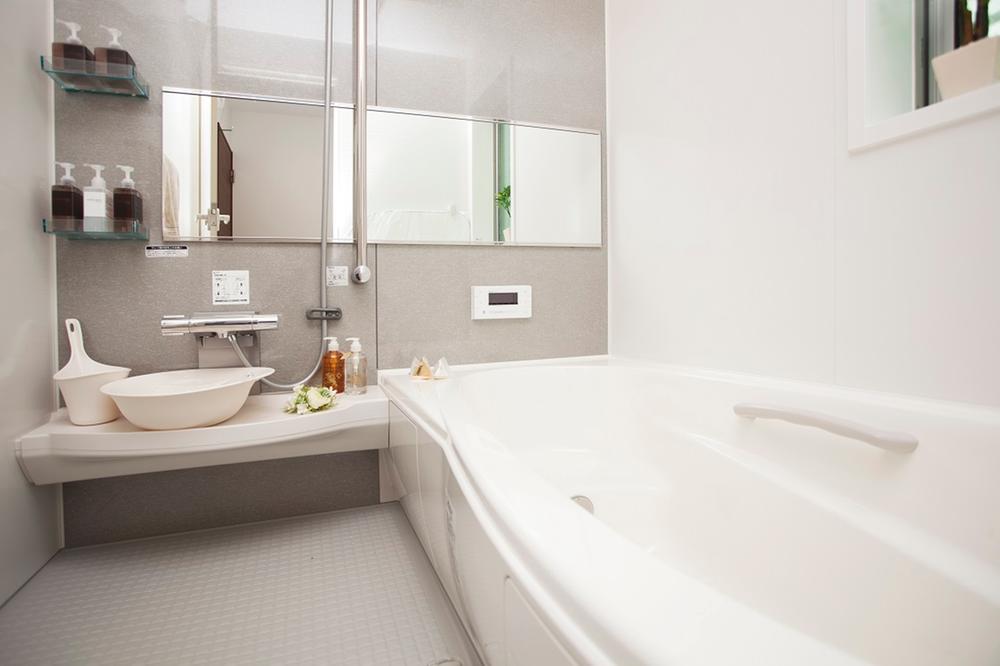 Other Equipment. Kireiyu C (with dry heater) clean bathtub, Kururin poi drainage port, Clean thermo floor, Beautiful mirror, etc., A simple bathroom dirty luck difficult for care