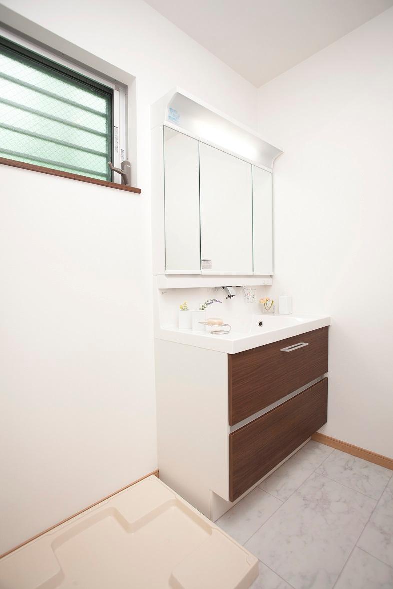 Other Equipment. Yet compact design of Erushii M selection depth 500mm, And basin capacity 16L, Both the large opening of the temporary space and washbasin. Faucet is also easy to clean built-in type. 