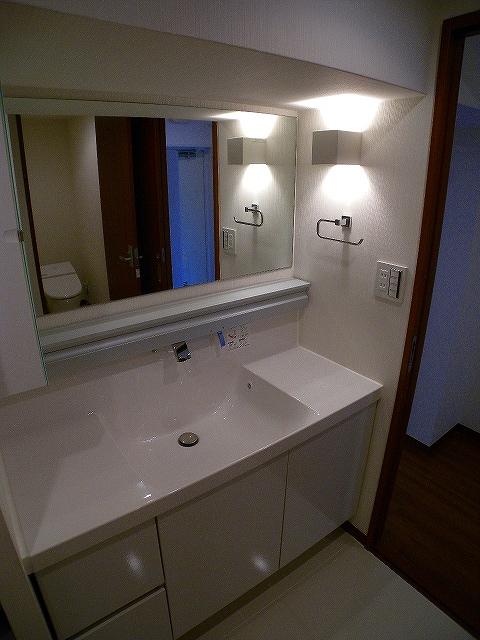 Wash basin, toilet. Indoor (September 2013) Shooting