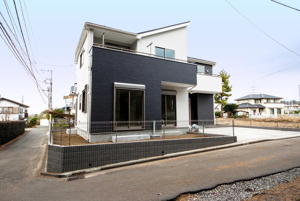 Local appearance photo. Southwest corner lot, Yang per view good