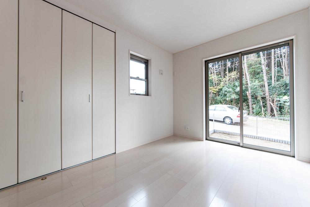 Non-living room. Housed plenty of bright living room