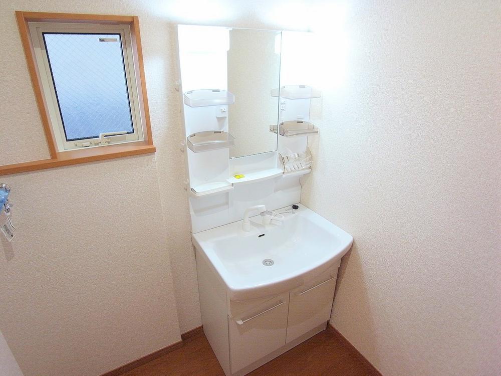 Wash basin, toilet. It is convenient basin also with a shower head! (December 2013) Shooting