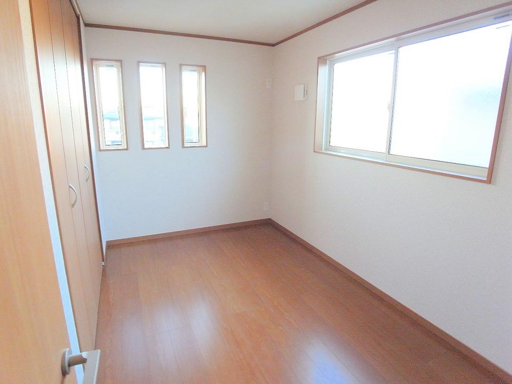 Non-living room. It is a bright room with two-sided lighting! Indoor (12 May 2013) Shooting