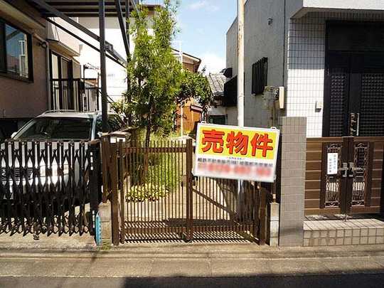 Local land photo. Siemens on the west side road. Bright Mongamae.