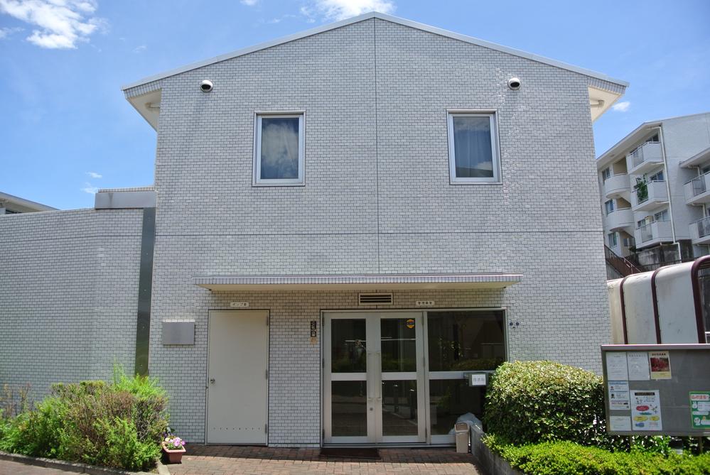 Local appearance photo. Management people building