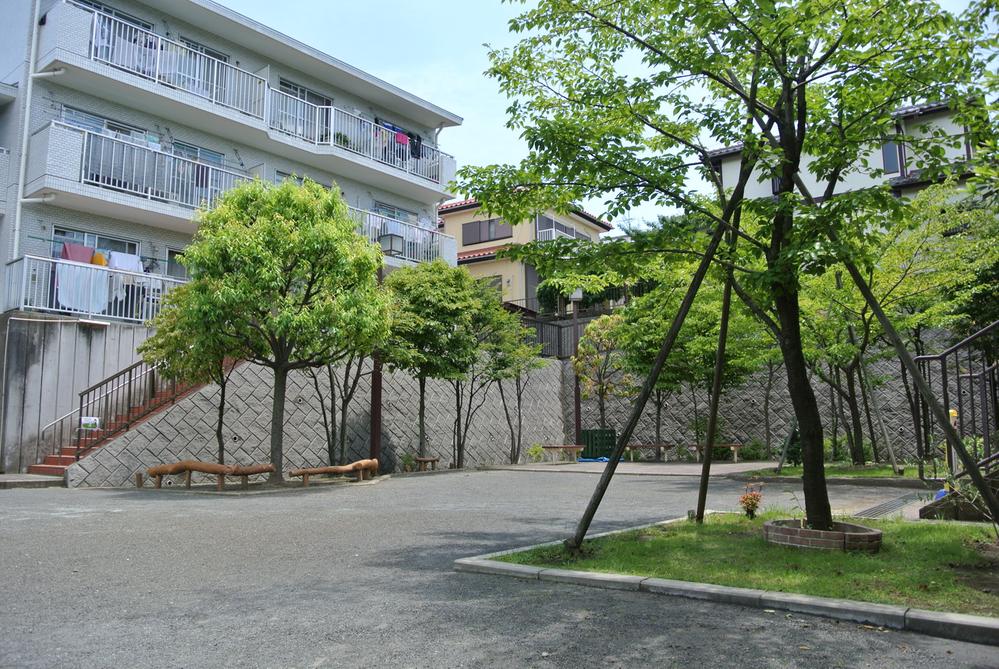 Other common areas. Park in the apartment site