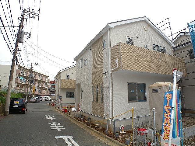 Local photos, including front road. Local (11 May 2013) Shooting