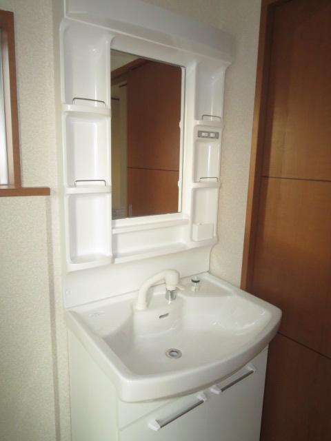 Wash basin, toilet.  [Building 2] Indoor (11 May 2013) Shooting