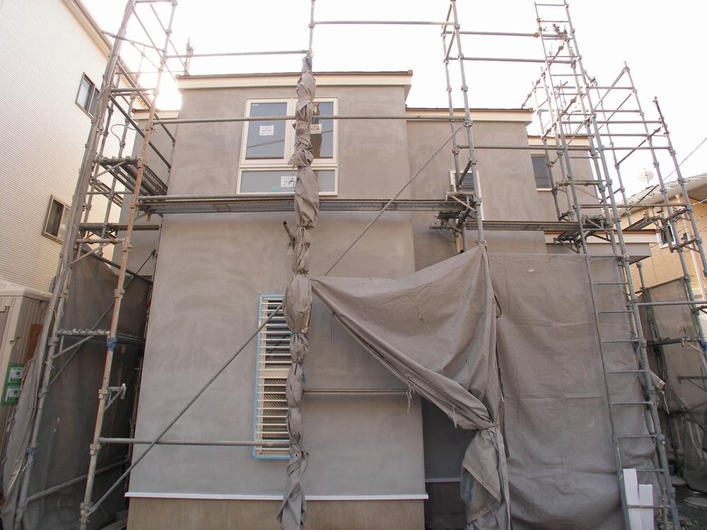 Local appearance photo. Flat land of Totsuka, No difference in height between the road and on-site! Life-friendly environment is also attractive!