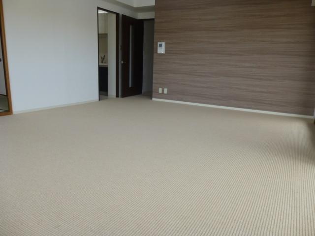 Living. Spacious 17.4 Pledge