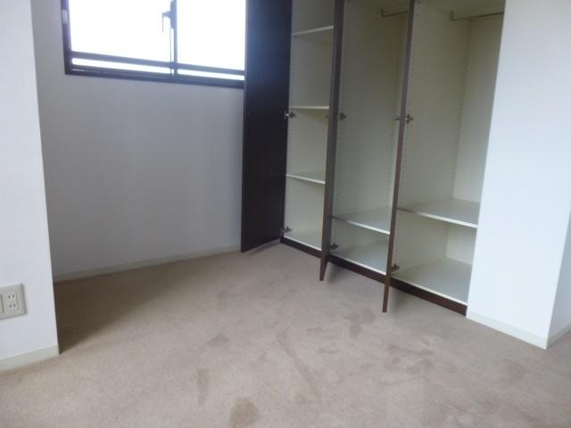 Non-living room. 4.9 Pledge Western-style