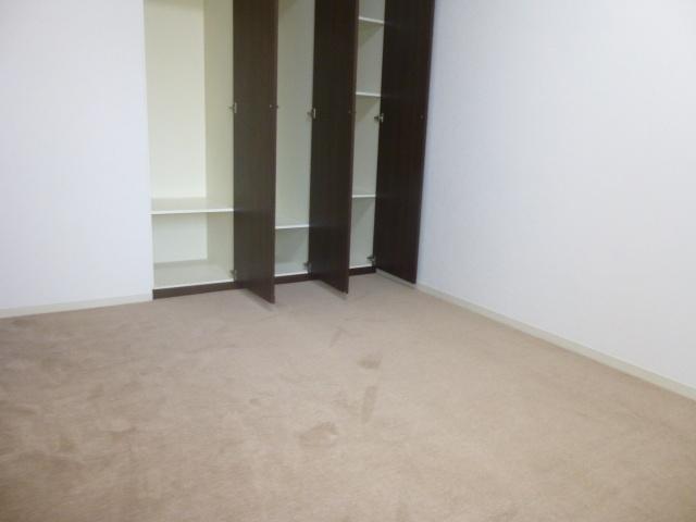 Non-living room. 5.5 Pledge Western-style