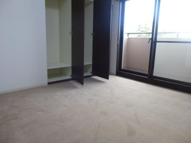 Non-living room. 7.0 Pledge Western-style
